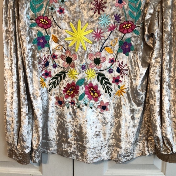 Kori America Embroidered Floral Crushed Velvet Oversized Top Size Small - Picture 3 of 7